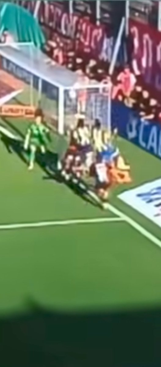 Leonard01974's tweet photo. Todavía la pelota no llego y ya están afuera de la cancha los dos jugadores de ellos
Después salimos con remeritas apoyando a AFA 
Mientras que Toviggino esté en AFA nos van a cagar siempre sea cuál sea el presidente https://t.co/VpWG9NM6jz