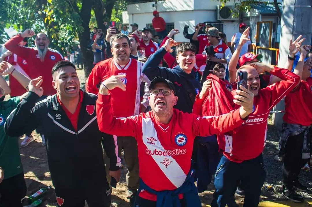 Momentos del bicho tweet media