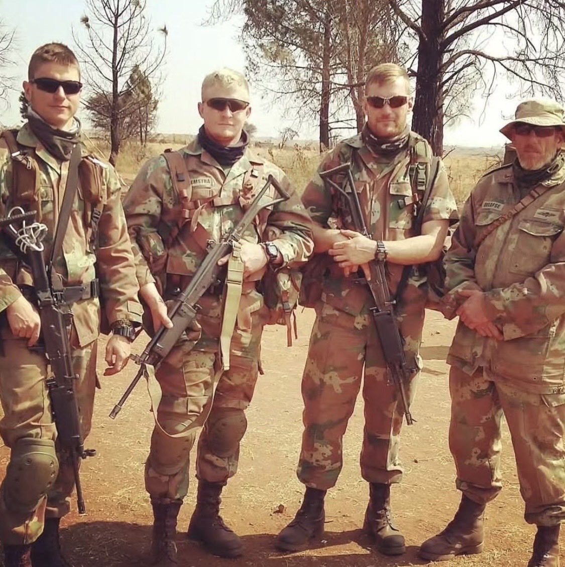 Sandf R4 Rifel SANDF Paras rocking Vektor R4s and soldier 2000 camo