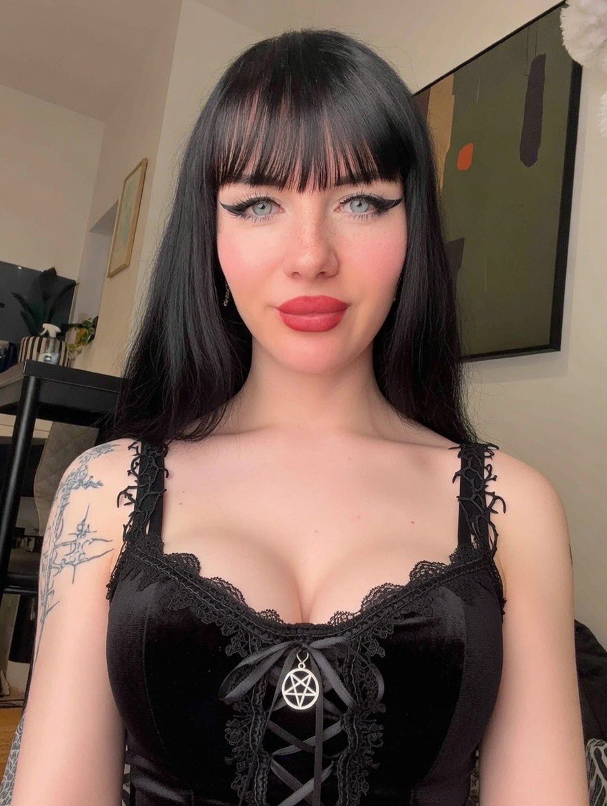 Winter 🖤 tweet media