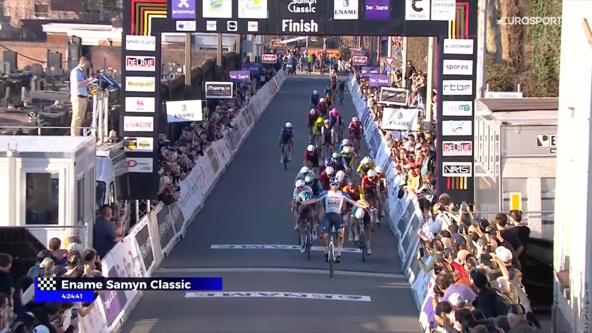 Jordi Meeus (Red Bull Bora hansgrohe) WINS Le Samyn with a super powerful sprint, the big favourite spanked them! 👏🇧🇪 Poor Per Strand Hagenes was caught with 500m to go after an amazing 30 km solo attack. 

#LeSamyn