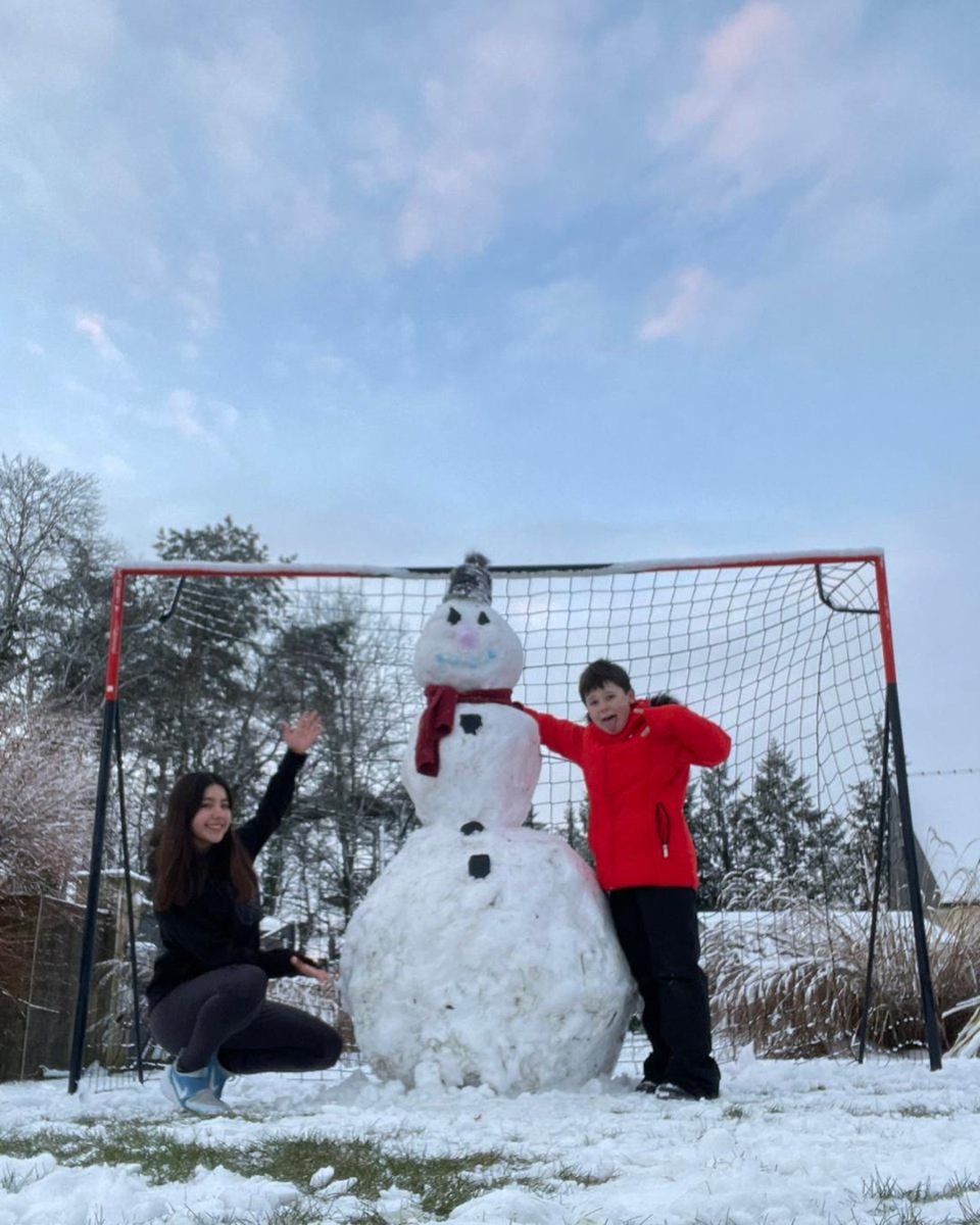 PIEpartir's tweet photo. [High School] Loin du Mexique, Maria Fernandez (Mexicaine) profite de la neige avec son frère d'accueil☃️

Accueillir un jeune étranger, c'est partager des moments simples, comme la construction du plus beau bonhomme de neige.

https://t.co/XmOtJOB4RN https://t.co/LoRL7gCFPt