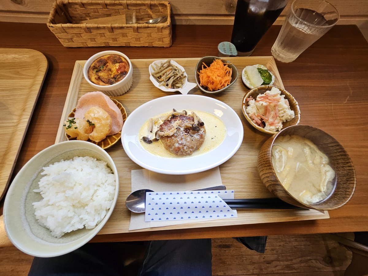 MARUMA072558888's tweet photo. 休日ランチ♪
営業再開した
[ HAND CAFE ]さんで食べたのは
定食と十割そば♪
定食は小鉢が沢山付いたボリューム満点で、月替わりで内容が変わるそうです♪
十割そばは店主のお父さんの手打ち蕎麦です♪

次は別メニューを食べようと思います(笑)

#ランチ
#HANDCAFE
#handcafe2015 https://t.co/lfo9GyQBlV