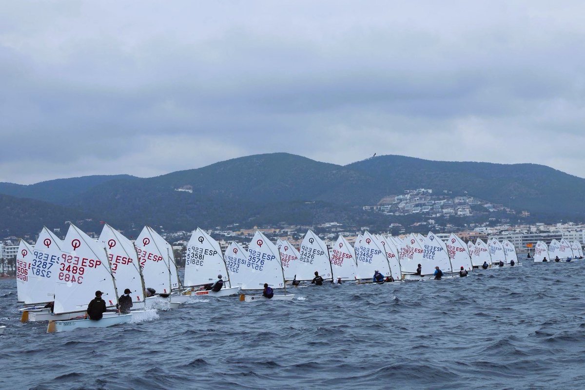 This weekend, we hosted the final day of the Balearic Optimist Championship – XII Fundación Julián Vilás Regatta, organised by Club Náutico Ibiza in collaboration with the Balearic Sailing Federation.