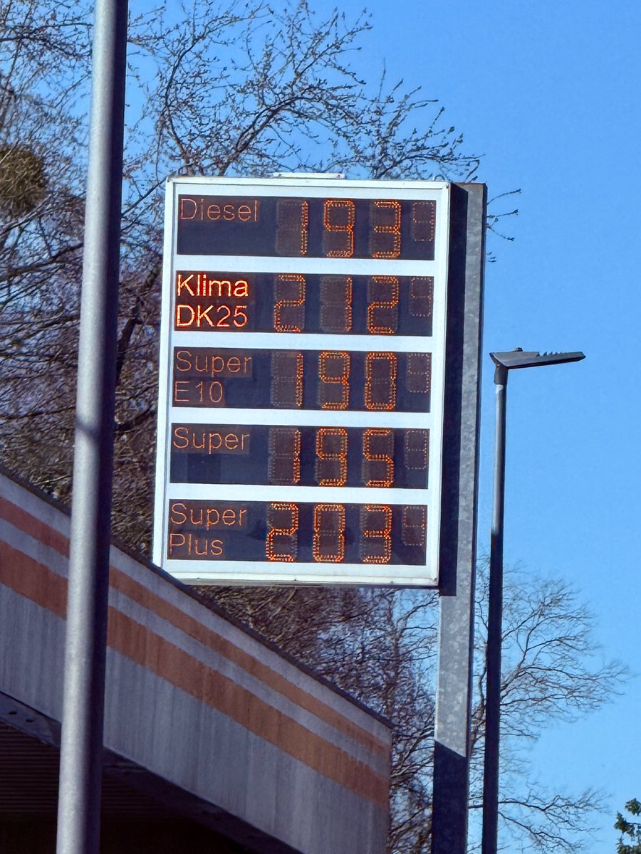 oliredet's tweet photo. Was kostet der Sprit bei dir? Jetzt schon über 2€/Liter! Wird dir beste Regierung aller Zeiten die CO2 Steuer endlich beenden, zumindest zeitweise? Zur Info: Bei 2€/Liter Sprint sind die Steuern und Abgaben ca. 1,20€ davon! 😤 #spritpreise #benzinpreise #benzin #co2steuer #tanken
