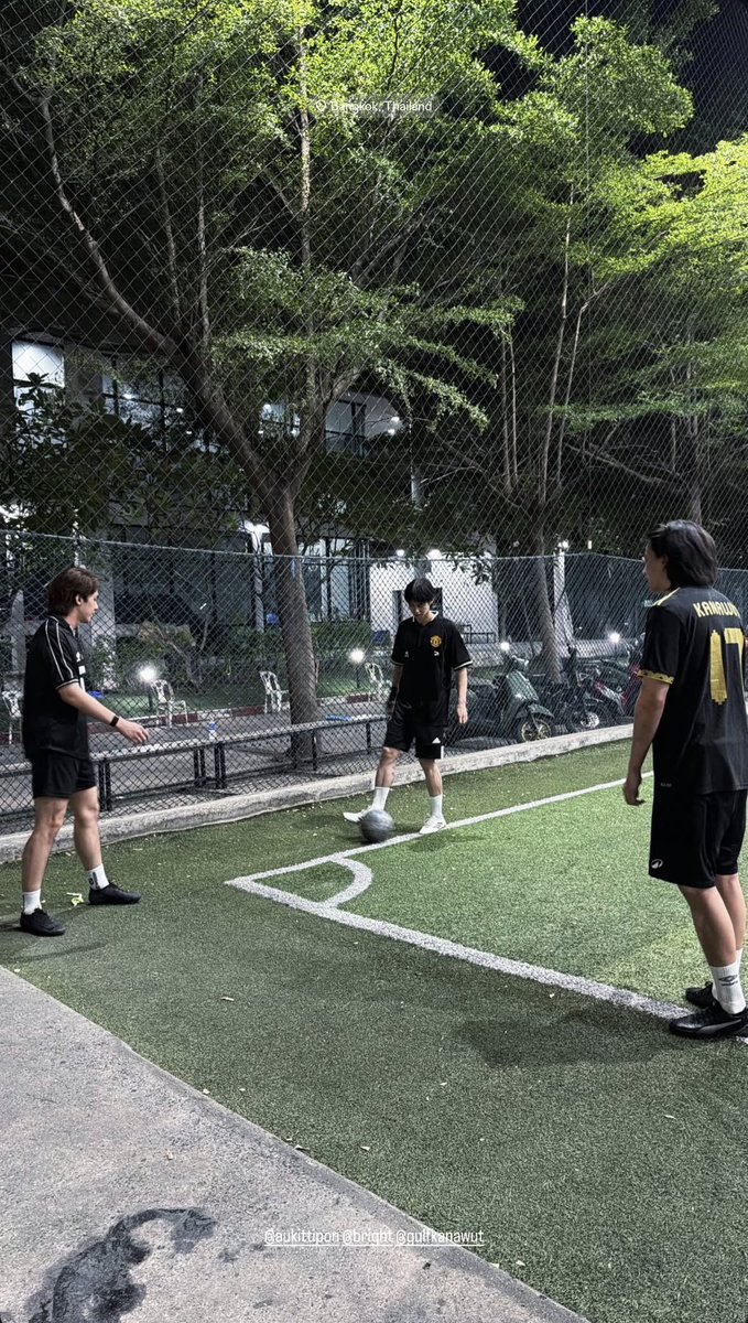 IGs : dew_nattawut

ถึงไทย ฮีไปเตะบอลกับพี่กลัฟพี่อู๋

Bright Vachirawit
#bbrightvc