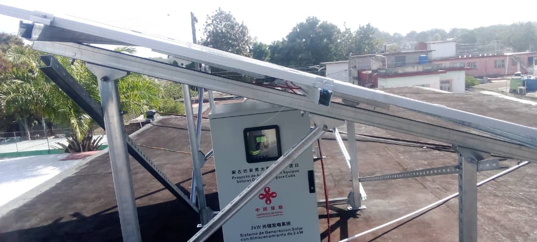 SiulEnriquez's tweet photo. Se continúa con la transformación energética con la instalación de paneles solares en el municipio #ArroyoNaranjo ,en está ocasión en el Materno de Los Pinos .
#CubaEstáFirme 
#CubaPorLaSalud https://t.co/llESrj3IJr