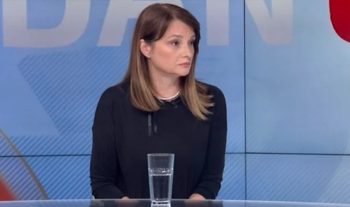 CrnjanskiSr's tweet photo. Psihološkinja Ana Mirković je tokom studentskih protesta i blokada (2024–2025) javno podržavala studentski pokret svim snagama i to na taj način što je analizirala njihove poruke kao autentične i optimistične, delila njihove video snimke, savetovala ih psihološki i isticala da su ''nasmejane oči studenata'' znak da je promena već počela. 

Istovremeno je ''pljuvala'' tradicionalnu demokratsku opoziciju tako što je naglašavala da studentima ''nije potrebna pomoć opozicije'' i da ne žele političko povezivanje s partijama, jer bi to ugrozilo njihovu nezavisnost i čistoću pokreta. Time je pozicionirala sebe i studente kao moralnu vertikalu iznad ''stare'' opozicije, koju je predstavljala kao neefikasnu ili oportunističku, dok je studentsku listu, spisak podržavalaca ili simboličkih kandidata promovisala kao novi, čisti glas građanskog bunta. 
Sada, na Kopaonik Business Forumu 2026 (1–4. mart), Ana Mirković nastupa u svojoj profesionalnoj ulozi kao suosnivačica je i direktorka Digital Communications Institute, pa učestvuje u panelima o obrazovanju i digitalizaciji, rame uz rame s ministrima, premijerom i privrednicima. 
Forum je tradicionalno mesto susreta režimskih čelnika, biznisa i eksperata, a njen institut je i ranije radio na projektima koje finansira država (uključujući i RTS). 
Sve je to klasičan primer ''pragmatičnog pozicioniranja'' javne ličnosti u polarizovanoj Srbiji. Mirković je koristila studentski talas da se predstavi kao ''moralna vertikala'' iznad opozicije, ali nikad nije prešla u otvorenu antirežimsku borbu, već je ostala na nivou psiholoških analiza i podrške ''čistom'' građanskom pokretu. 
Kada je studentski momentum oslabio, vratila se u profesionalne vode gde režim nije smetnja, već partner. 
To je licemerje u pravom smislu te reči i tipična srpska ''igra na više strana'' - podržavaš bunt dok ti odgovara za imidž, ali ne rizikuješ karijeru i kombinacije kad vetar promeni pravac. 

Na kraju, pokazala je i dokazala koliko su joj lični interesi jači od ideološke doslednosti.
Toliko.