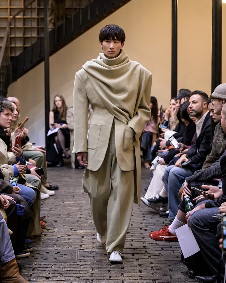 designscene's tweet photo. Vautrait Fall Winter 2026 Collection Explores Archival Menswear Codes - See more here: https://t.co/PVuevOjJKO
#Vautrait presents the Fall Winter 2026 collection through archival menswear references and protective outerwear originally developed for endurance. Heavy tailoring and utilitarian layering guide the silhouettes, which envelop the body through structured volume and proportion. Weight defines outline. Insulation informs construction.
©VAUTRAIT, Photography by Kristy Sparow
#PFW