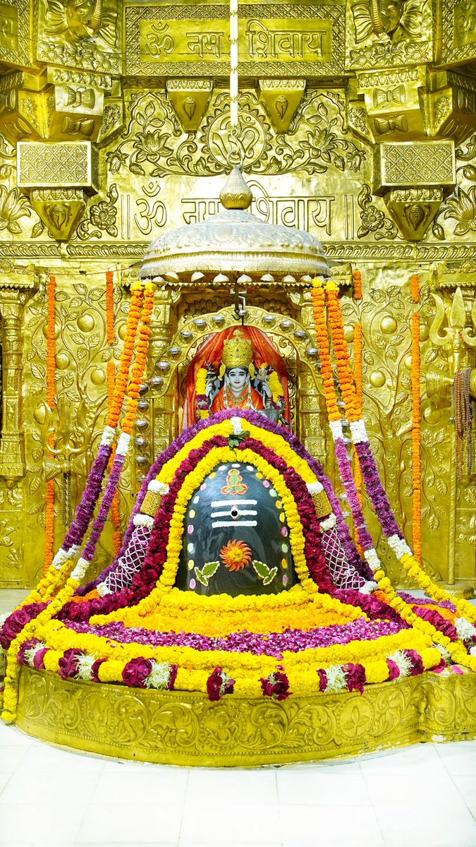 सारा संसार झुकता है 
जिनकी शरण में 
मेरा प्रणाम है 
उस महादेव के चरण में

#जय_सोमनाथ_महादेव 
#हर_हर_महादेव