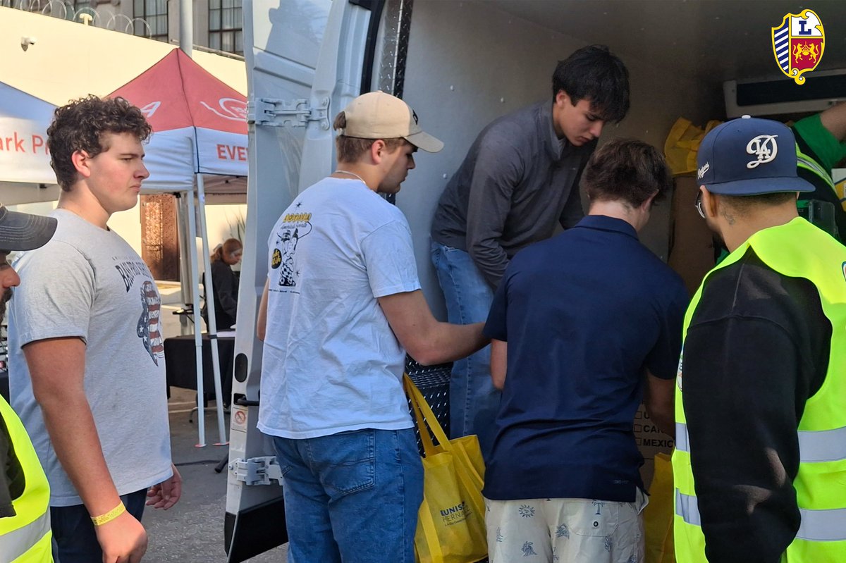 LoyolaHigh's tweet photo. 𝐂𝐮𝐛𝐬 𝐒𝐞𝐫𝐯𝐢𝐧𝐠 𝐭𝐡𝐞 𝐂𝐨𝐦𝐦𝐮𝐧𝐢𝐭𝐲 | Loyola students volunteered to help with litter pick-up and more at MacArthur Park.👏

Huge thanks to our Center for Service &amp; Justice, the Mayor’s Office &amp; other community partners for letting us take part in ‘Shine LA’. https://t.co/wZBEo9Sj6b