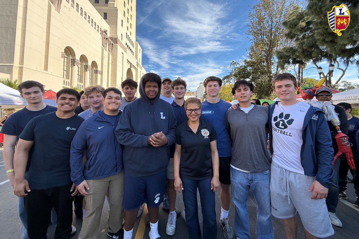LoyolaHigh's tweet photo. 𝐂𝐮𝐛𝐬 𝐒𝐞𝐫𝐯𝐢𝐧𝐠 𝐭𝐡𝐞 𝐂𝐨𝐦𝐦𝐮𝐧𝐢𝐭𝐲 | Loyola students volunteered to help with litter pick-up and more at MacArthur Park.👏

Huge thanks to our Center for Service &amp; Justice, the Mayor’s Office &amp; other community partners for letting us take part in ‘Shine LA’. https://t.co/wZBEo9Sj6b
