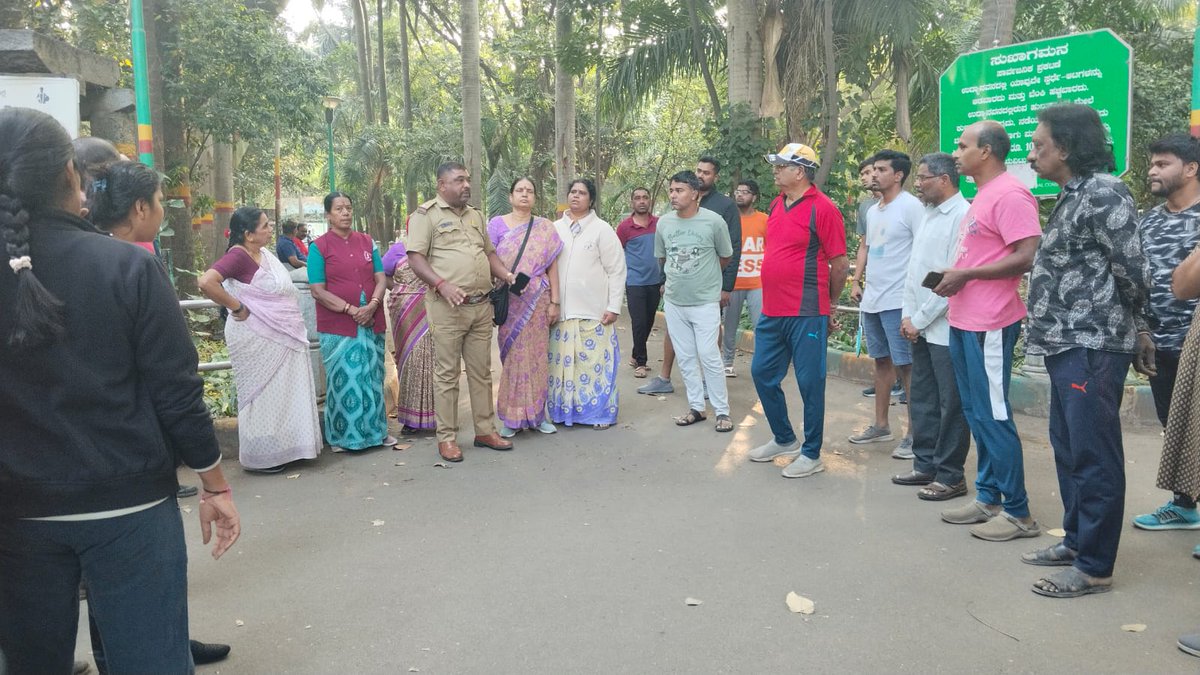 DCPNorthBCP's tweet photo. ಇಂದು ಮುಂಜಾನೆ ಉತ್ತರ ವಿಭಾಗದ  ರಾಜಾಜಿನಗರ ಠಾಣಾ ವ್ಯಾಪ್ತಿಯ ಸಾರ್ವಜನಿಕ ಸಂಚರಿಸುವ ಪ್ರದೇಶಗಳಿಗೆ ಭೇಟಿ ನೀಡಿ ಸಾರ್ವಜನಿಕರಲ್ಲಿ ಸೈಬರ್ ಸಹಾಯವಾಣಿ 1930,ಮಹಿಳಾ ಸಬಲೀಕರಣ,ತುರ್ತು ಸಹಾಯವಾಣಿ 112,ಮದ್ಯಪಾನ ವ್ಯಸನ ಮುಕ್ತ ಸಹಾಯವಾಣಿ 1933 ಹಾಗೂ ಸರಗಳ್ಳತನ ಮತ್ತು ಬೈಕ್ ಕಳ್ಳತನ ಮುಂತಾದ ಅಪರಾಧಗಳ ಬಗ್ಗೆ ಮಾಹಿತಿ ನೀಡಿ ಜಾಗೃತಿ ಮೂಡಿಸಲಾಯಿತು https://t.co/2MgxfP0cPC
