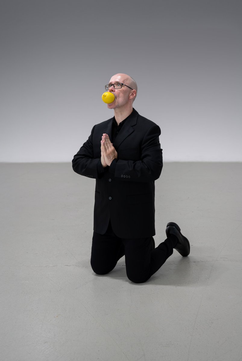 <a href="/STEVEGIASSON/">Steve Giasson</a>
#INVISIBLEPERFORMANCE NO. 270
ASKING FOR FORGIVENESS (WITHOUT SPECIFYING WHY)
REENACTMENT OF #ERWINWURM. THE ARTIST BEGGING FOR MERCY (DEDICATED TO MAURIZIO). 2002
PERFORMER: #STEVEGIASSON
PHOTO CREDIT AND RETOUCHING: #CHARLESÉTIENNELEBRUN
ASSISTANT: #MARTINVINETTE