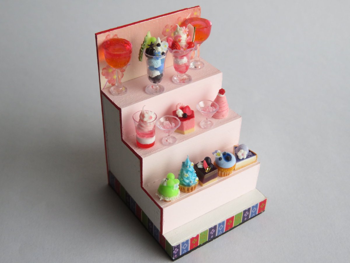 🎎ひな祭りスイーツ
ひな壇にスイーツを飾りました