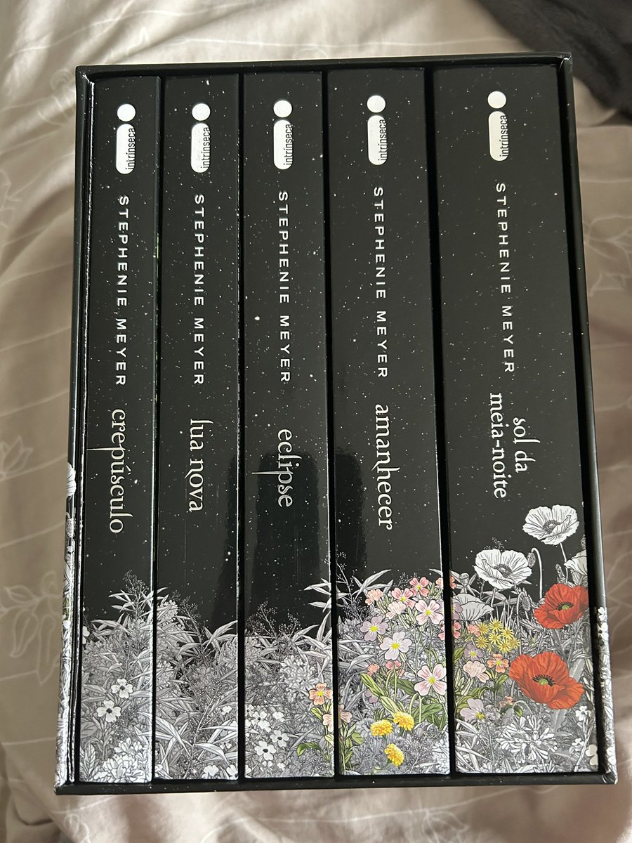 itmuqing's tweet photo. comprei impulsivamente o box de Crepusculo e estou muito apaixonada, que coisa lindaaa https://t.co/jgWhwk5Jfw