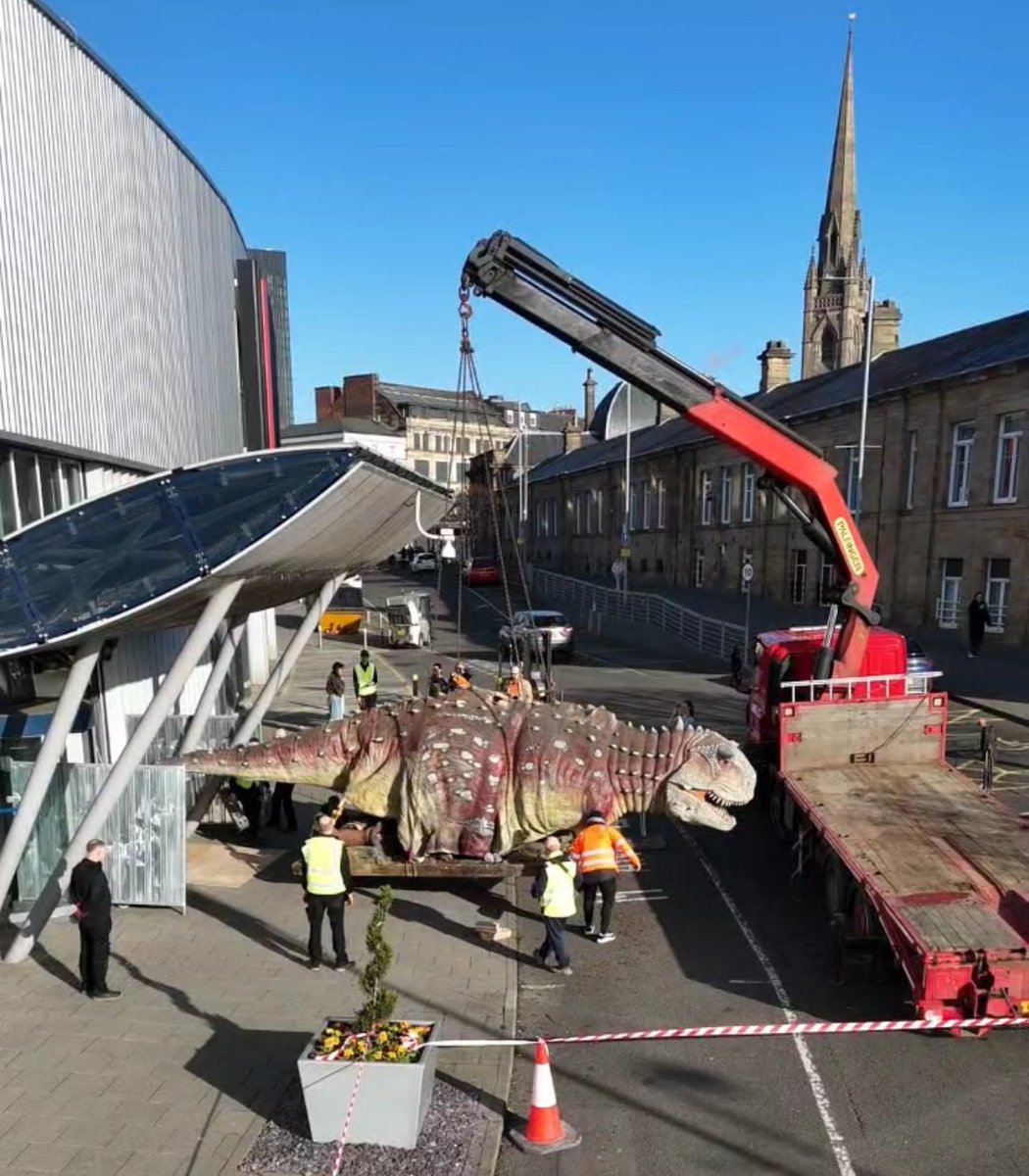 HitsNEnews's tweet photo. Two dinosaurs have caused a bit of a stir in Newcastle today!

( 📸: Life Science Centre)

https://t.co/gUkmotXFca https://t.co/OrbXf7Tx8h