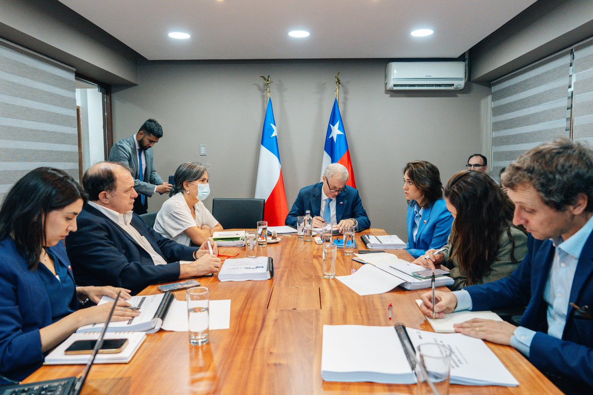 Hoy constituimos nuestro Comite Social, que funcionará regularmente con los Ministros de Desarrollo Social, Mujer, Vivienda, Salud, Cultura, Deporte y Educación. Las urgencias sociales están en el corazón de nuestro gobierno y vamos a trabajar incansablemente para resolverlas.