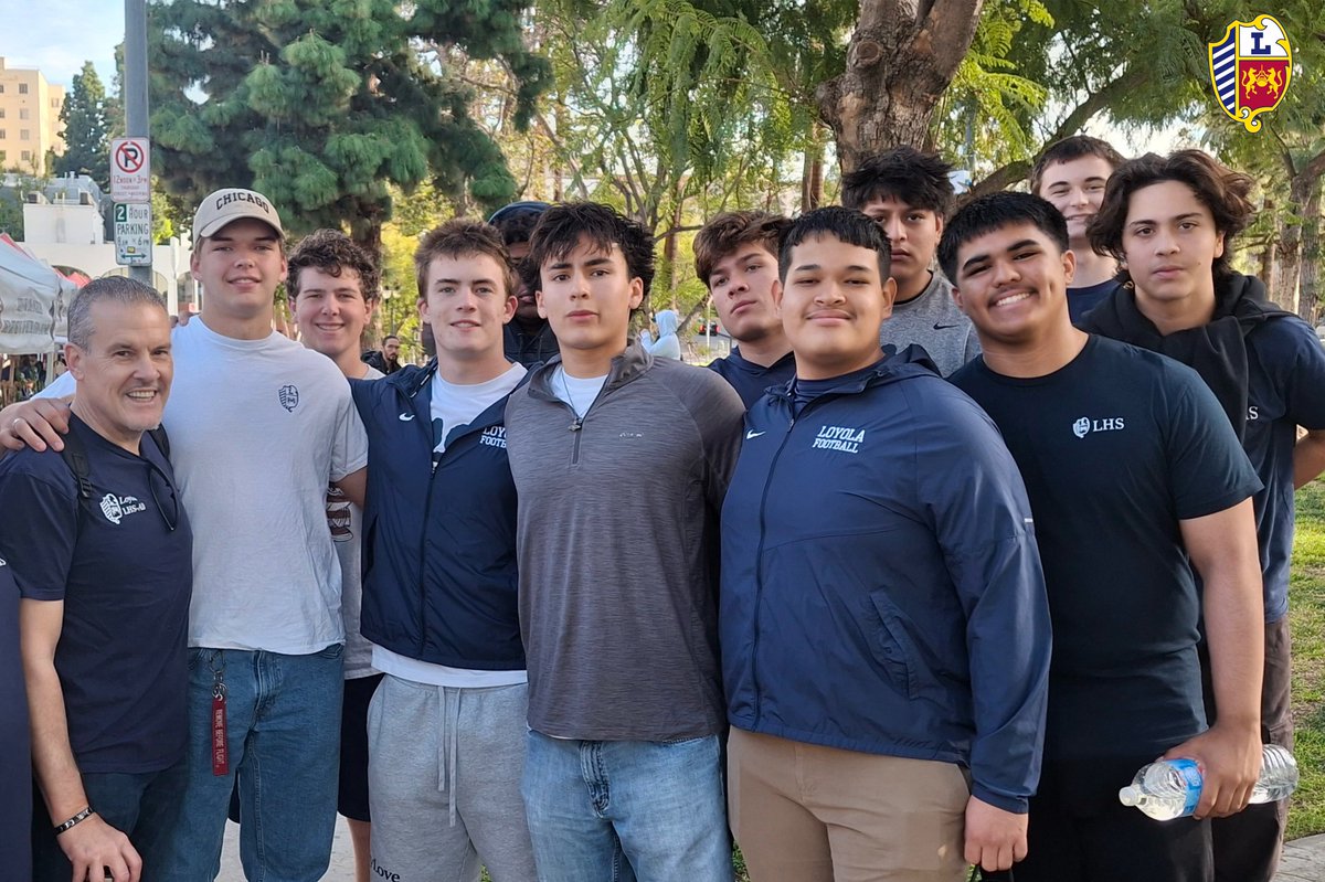 LoyolaHigh's tweet photo. 𝐂𝐮𝐛𝐬 𝐒𝐞𝐫𝐯𝐢𝐧𝐠 𝐭𝐡𝐞 𝐂𝐨𝐦𝐦𝐮𝐧𝐢𝐭𝐲 | Loyola students volunteered to help with litter pick-up and more at MacArthur Park.👏

Huge thanks to our Center for Service &amp; Justice, the Mayor’s Office &amp; other community partners for letting us take part in ‘Shine LA’. https://t.co/wZBEo9Sj6b