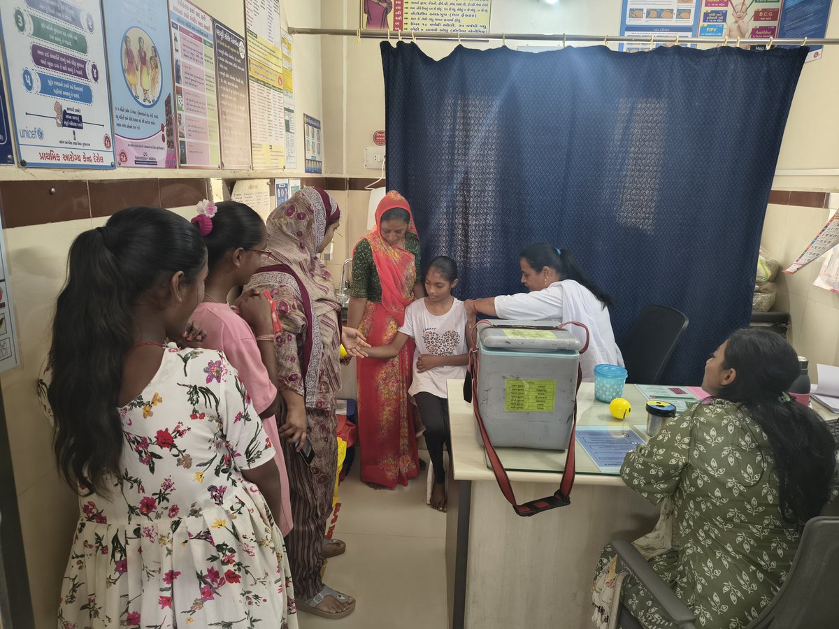 derol_aam's tweet photo. આજરોજ પ્રા.આ.કેન્દ્ર દેરોલ ખાતે સઘન HPV રસીકરણ ઝુંબેશ અંતર્ગત સર્વાઇકલ કેન્સર સામે દીકરી સુરક્ષા કવચ માટે ૧૪ વર્ષ પૂર્ણ થઈ ગયા હોય અને ૧૫ વર્ષ પૂર્ણ ના થયા હોય તે તમામ કિશોરીઓને વેક્સિન આપી સુરક્ષિત કરવામાં આવી
@CdhoSabarkantha 
@CentreDerol
@Tho_himatnagar
@MoHFW_INDIA https://t.co/oScnSSkGg2