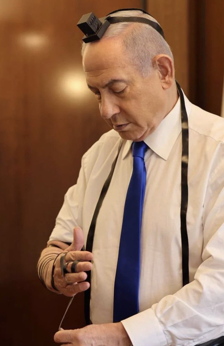 Samlev613's tweet photo. Netanyahou, un Mordehai des temps modernes.

Dans la Méguila, Mordehai est appelé Ich Yemini littéralement “un homme de droite”…

Comme quoi, même à l’époque de Chouchan, les héros venaient déjà de la droite 😉

Fidèle à son peuple.
L’histoire nous fait un beau clin d’œil. 🇮🇱 https://t.co/fc64GQPwQd