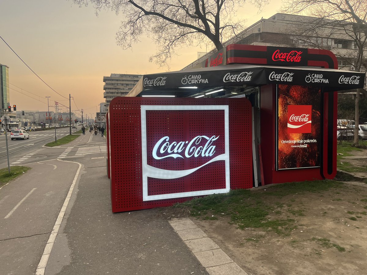 poštovani, mozete li da proverite po kom tacno osnovu je reklama za koka kolu zauzela pola pesacke staze u milentija popovica 5, prekoputa hyatta
<a href="/prijavi_problem/">Servisnicentar</a>