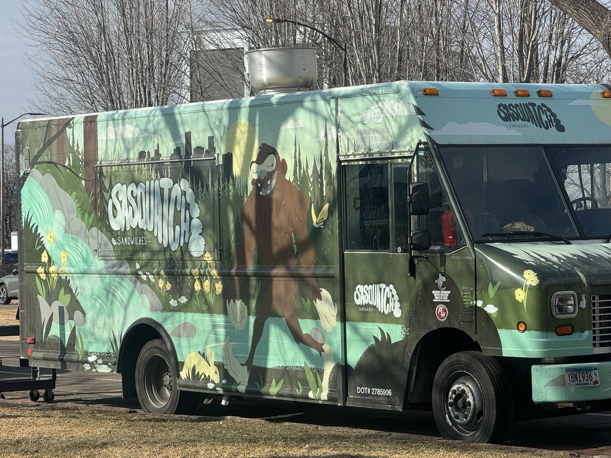 mnlegFTR's tweet photo. #mnleg Spring is here. Around the Capitol, we mark the season a little differently. Instead of birdsong and blooming flowers, it’s the hum of generators and the clang of pans along John Ireland Boulevard.

Trucks today:
El Mexicano Grill
Sasquatch Sandwiches https://t.co/XcLL1B5seW