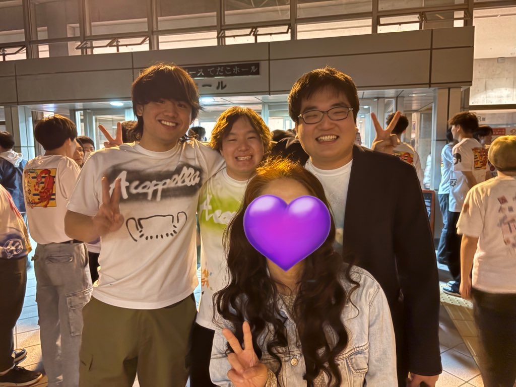 moon_rainbow__'s tweet photo. いっぱい色々なバンドがあり過ぎて
名前が良くわからんが
KATAHABA800（カタパチ）と未熟なりんご（みじゅりん）は
その中でもとっても思い出深い

ゆーりくんの高音ボイス好きだったなぁ🍏
今日はめちゃくちゃたかられたぞꉂ🤣

コミックバンドのカタパチ
こういうバンド、お笑いと音楽の融合大好き😁 https://t.co/NuvoJrqDFq