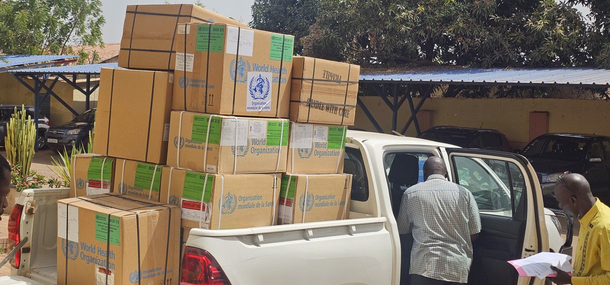 omsmali's tweet photo. Dans le cadre de son programme d’urgence en santé publique, l'OMS Mali a remis à la DRS du district de Bko un  lot de kits sanitaires d’urgence pour soutenir 
 la prise en charge des populations touchées par les épidémies de diphtérie et de MPOX. https://t.co/Dqtym17sCa