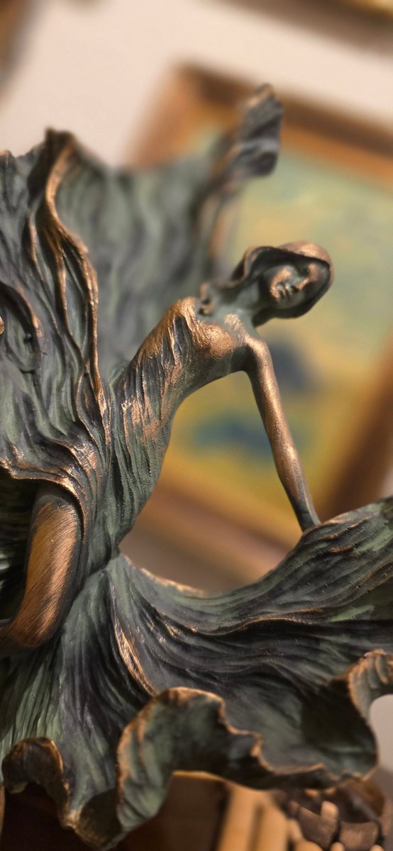 In a world getting louder,
we let color speak

#Culture #Painting #Art