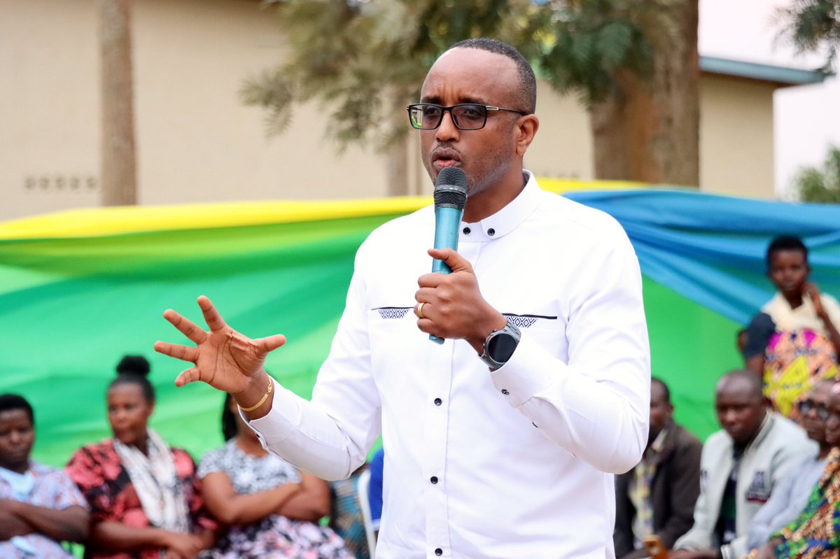 BugeseraDistr's tweet photo. Kuri uyu wa Kabiri, Umuyobozi w’Akarere @MutabaziRich ari kumwe n’inzego z’umutekano mu Karere ka Bugesera, yitabiriye Inteko y’abaturage mu Murenge wa @MwogoBugesera, aho ari kuganira n’abaturage b’Akagari ka #Rugunga kuri gahunda za Leta zigamije iterambere ry’abaturage. https://t.co/M3emgx1HiP