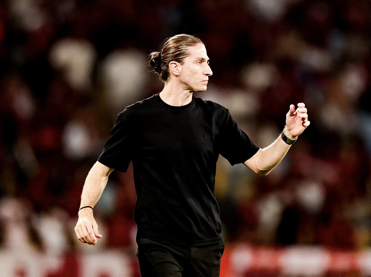 futebol_info's tweet photo. ⚠️ AGORA! Presidente do Flamengo, Bap afirma que Filipe Luís negociou com o Chelsea durante as negociações pela renovação do contrato com o Fla e fala sobre a demissão do treinador:

“Isso aí que está sendo dito realmente aconteceu (negociação com o Chelsea), mas não é a razão principal. Todo mundo tem direito de conversar, de avaliar o que é melhor para si. Eu não tenho dúvida de que isso acontece, não só com o Filipe, mas com outros caras. A minha visão é a seguinte: quando você pega um trem errado na vida, sabe o que você tem que fazer? Descer na primeira estação possível e retornar. Então, meu compromisso inarredável é com a instituição, é com o Flamengo. Quando eu não acredito que o que está sendo feito vai levar o Flamengo aonde nós desejamos que o Flamengo esteja, eu tenho que atuar. Foi exatamente o que eu fiz. Eu estou intervindo fundamentalmente porque eu acredito que pelo conjunto das coisas que estavam sendo feitas, a gente não estava indo na direção que eu julgo adequada para a instituição.”

🗞️ @monicaalvesfs | @ColunadoFla 
📸 Mariana Sá/CRF | Gilvan de Souza/CRF