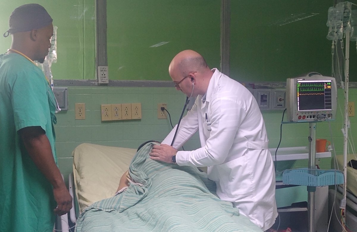 MINSAPCuba's tweet photo. 🔴🇨🇺|| Bloqueo de los EE. UU. a Cuba Vs la calidad de la atención sanitaria digna y efectiva

🏥Las secuelas del bloqueo impactan en las rutinas cotidianas de los servicios de salud entre ellos en la Terapia Intensiva Polivalente perteneciente al @HospitalSerna.

#TumbaElBloqueo https://t.co/A8epOfgddy
