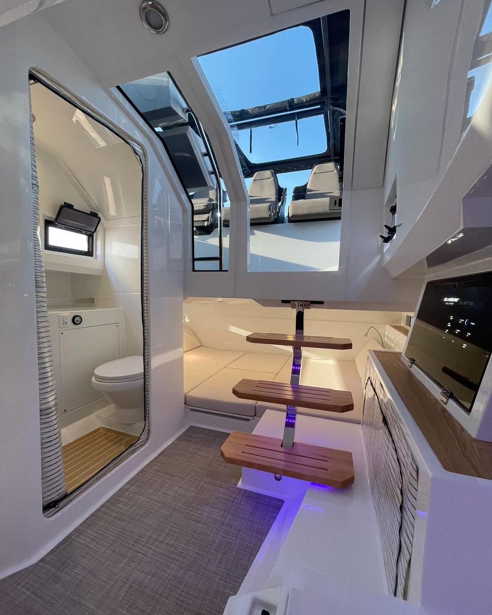 yinauticgroup's tweet photo. Compacto, versátil e com uma presença marcante.
O D32 é a escolha perfeita para quem procura liberdade no mar com um toque de sofisticação.
#DeAntonioYachts #D32Experience #MediterraneanSpirit #BoutiqueBoating #YINauticGroup #DesignMeetsPerformance https://t.co/Jv28izy3SC