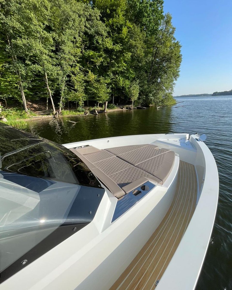 yinauticgroup's tweet photo. Compacto, versátil e com uma presença marcante.
O D32 é a escolha perfeita para quem procura liberdade no mar com um toque de sofisticação.
#DeAntonioYachts #D32Experience #MediterraneanSpirit #BoutiqueBoating #YINauticGroup #DesignMeetsPerformance https://t.co/Jv28izy3SC
