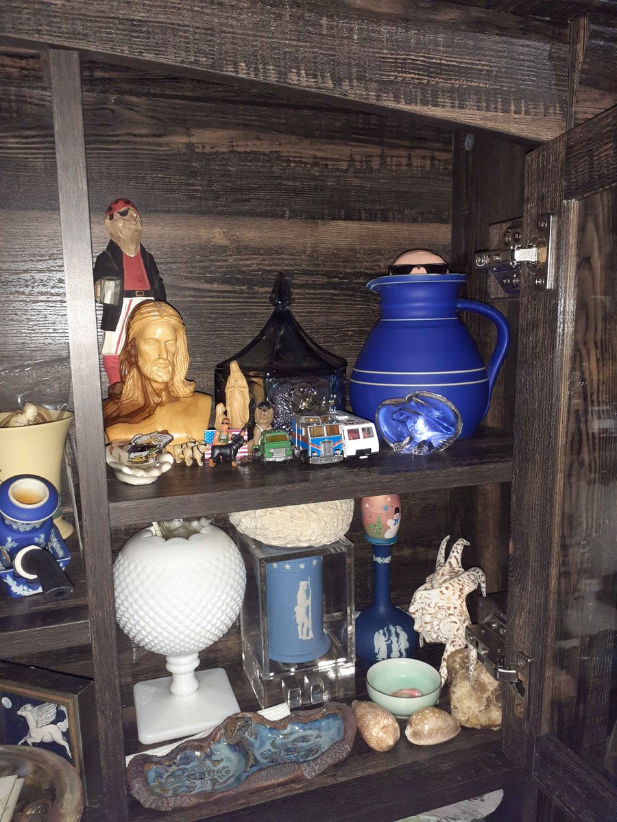 QuarkMart's tweet image. Oh my my my! I'm feeling festive so I streamlined my shelves and took pics again. These are part of the 'Majestic Museum Menagerie'. #Etsy #mercari #sellers #family #collection #museum #cool #stuff Feel free to ask questions in the comments. It can be a fun interactive historical