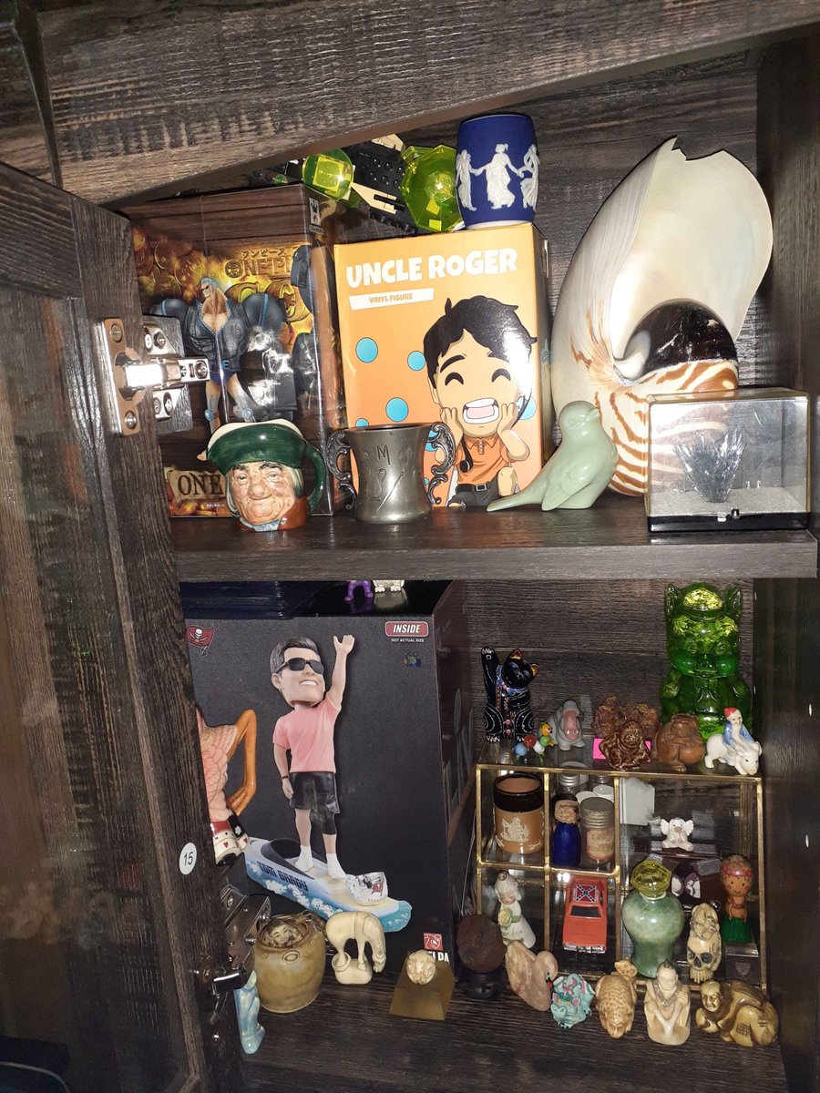 QuarkMart's tweet image. Oh my my my! I'm feeling festive so I streamlined my shelves and took pics again. These are part of the 'Majestic Museum Menagerie'. #Etsy #mercari #sellers #family #collection #museum #cool #stuff Feel free to ask questions in the comments. It can be a fun interactive historical