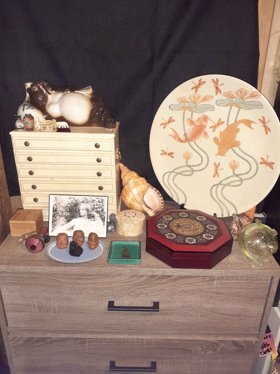 QuarkMart's tweet image. Oh my my my! I'm feeling festive so I streamlined my shelves and took pics again. These are part of the 'Majestic Museum Menagerie'. #Etsy #mercari #sellers #family #collection #museum #cool #stuff Feel free to ask questions in the comments. It can be a fun interactive historical