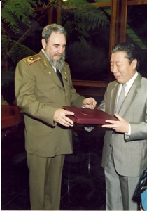#Fidel recibe la medalla de mérito de la orden Sukhe Bator de manos del embajador de Mongolia en Cuba, el 3 de marzo de 1988. #100AñosConFidel #CubaViveEnSuHistoria  #FidelPorSiempre #TransporteCuba <a href="/MitransCuba/">Ministerio del Transporte de Cuba</a>