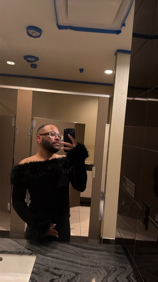 jayxobby's tweet photo. Beauty but where’s my beast 💋🥀 https://t.co/zIANCFIUJF