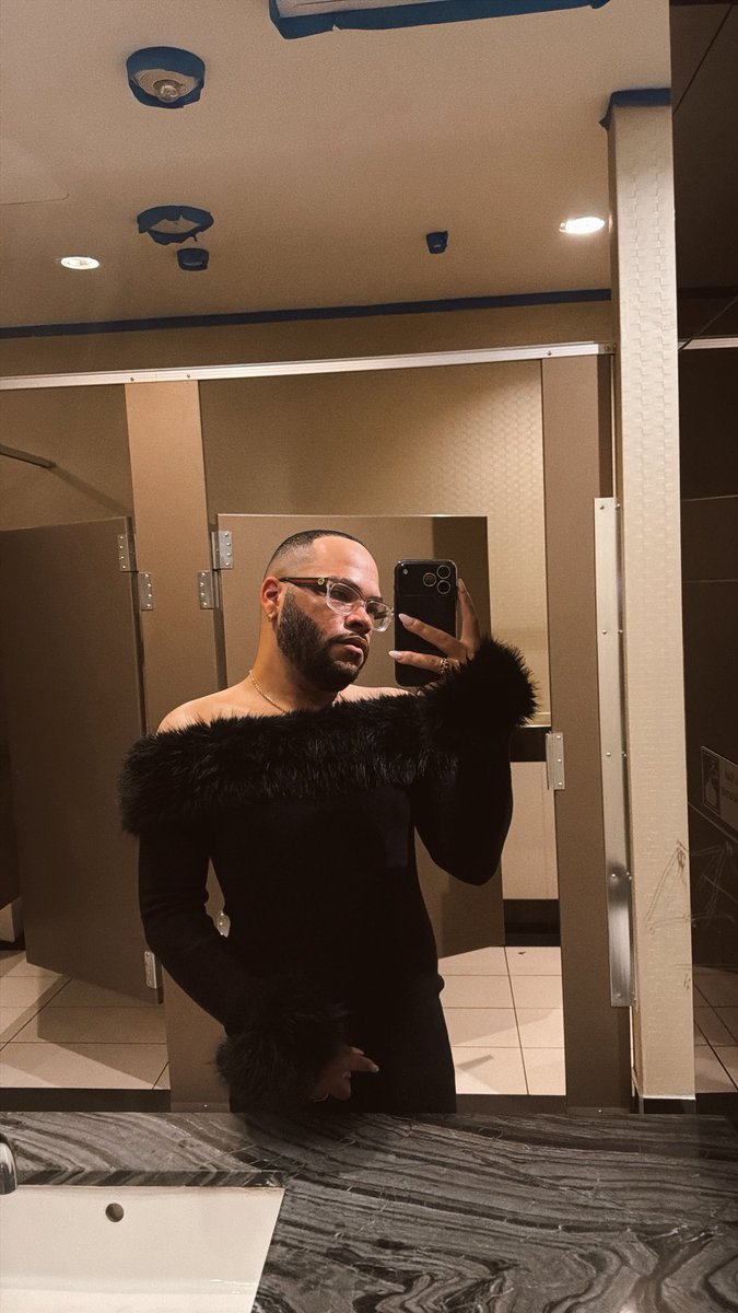 jayxobby's tweet photo. Beauty but where’s my beast 💋🥀 https://t.co/zIANCFIUJF
