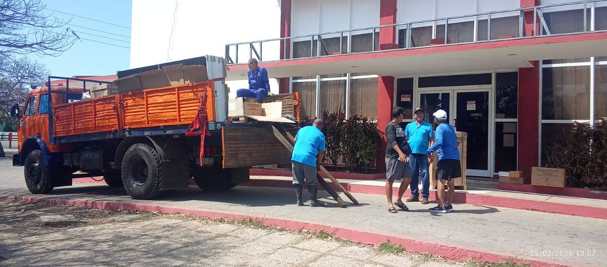 EmpresaMatanzas's tweet photo. Entregados los módulos de paneles fotovoltaicos autónomos de 2 kW en el Banco Popular de Ahorro (BPA) y Banco de Crédito y Comercio (BANDEC) de Santa Marta y Varadero.
En el camino hacia el cambio de matriz energética.
#MatancerosEnVictoria https://t.co/0Tpup11ZaF