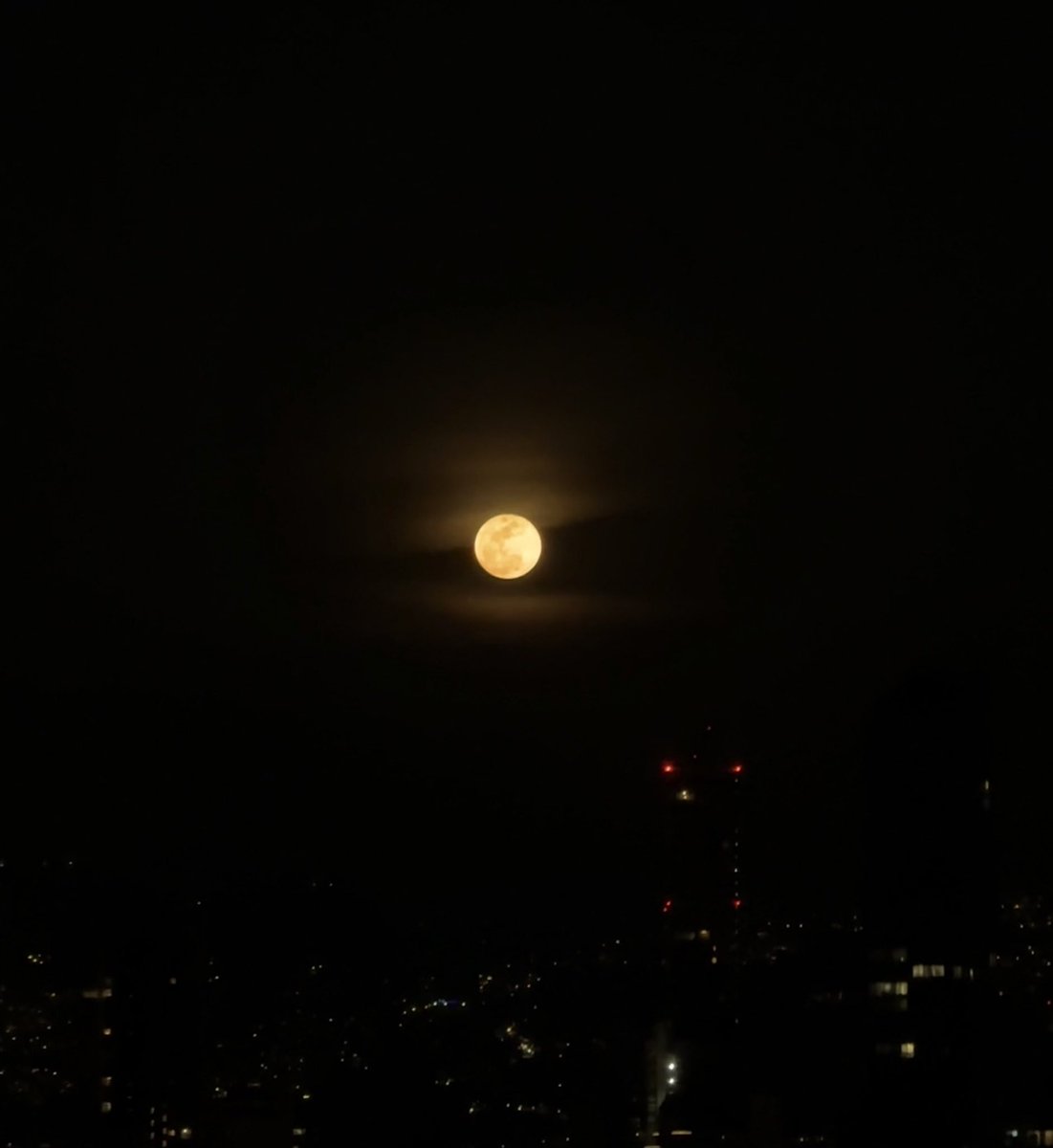 scibutch's tweet image. look #at the moon