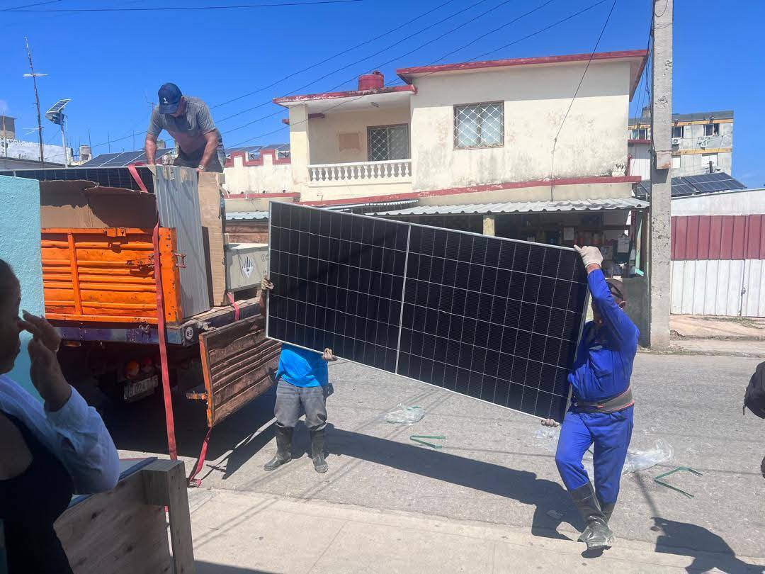 EmpresaMatanzas's tweet photo. Entregados los módulos de paneles fotovoltaicos autónomos de 2 kW en el Banco Popular de Ahorro (BPA) y Banco de Crédito y Comercio (BANDEC) de Santa Marta y Varadero.
En el camino hacia el cambio de matriz energética.
#MatancerosEnVictoria https://t.co/0Tpup11ZaF