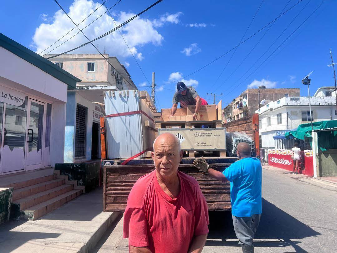 EmpresaMatanzas's tweet photo. Entregados los módulos de paneles fotovoltaicos autónomos de 2 kW en el Banco Popular de Ahorro (BPA) y Banco de Crédito y Comercio (BANDEC) de Santa Marta y Varadero.
En el camino hacia el cambio de matriz energética.
#MatancerosEnVictoria https://t.co/0Tpup11ZaF