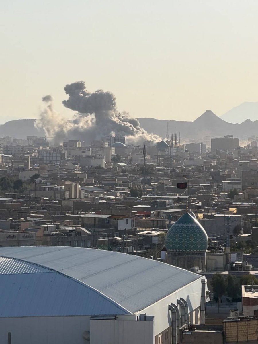 sxdoc's tweet image. Dramatic report: The council meeting that chooses Khamenei's successor was attacked DURING THE VOTE: report from the Tasnim news agency: A series of attacks on the buildings of the Assembly of Experts in the city of Qom

The "Tasnim" news agency reports that the office building