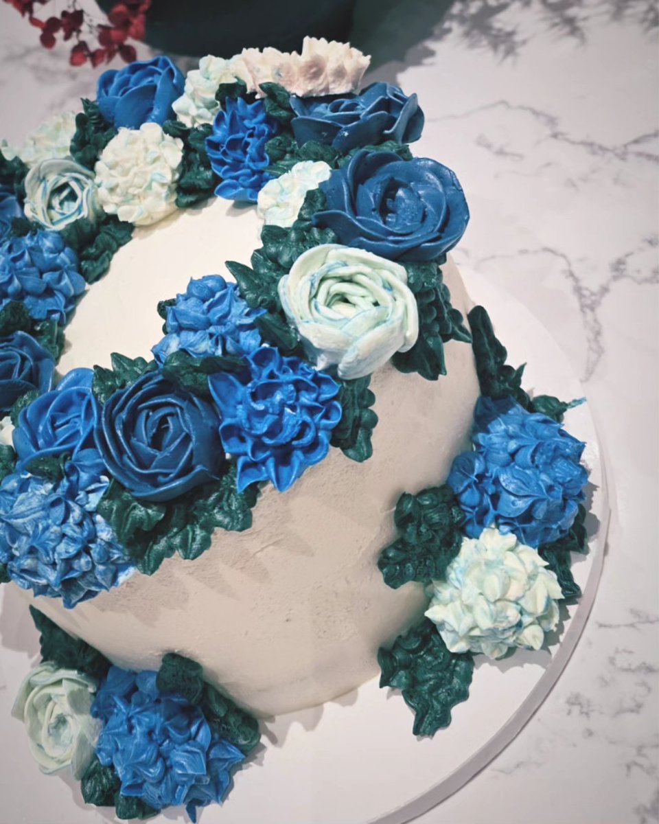 sylphid187's tweet photo. πππ
π Blue floral cake π
Loving all the shades of blue I used here hehe ^U^#cakesph #custom #dessert https://t.co/neI4kyGzOx