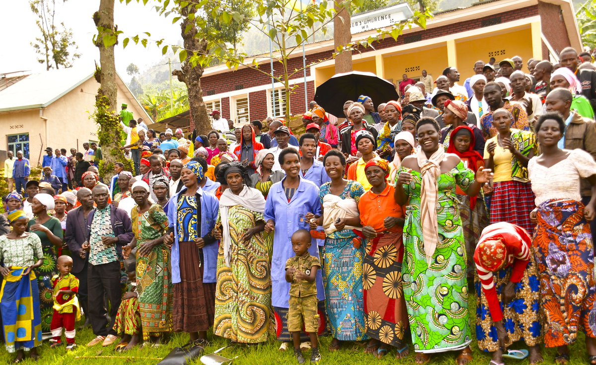 GakenkeDistrict's tweet photo. Uyu munsi, Guverineri wa @RwandaNorth, @gahundemaurice arikumwe na Visi Meya ushinzwe Imibereho Myiza y'Abaturage @UwamahoroThere1, bifatanyije n'abaturage b'Umurenge wa #Mataba, mu Nteko y'Abaturage, bashishikarizwa kwimakaza #IsukuHose, gukumira ibinyobwa bitujuje ubuziranenge https://t.co/GqeAaBYncE