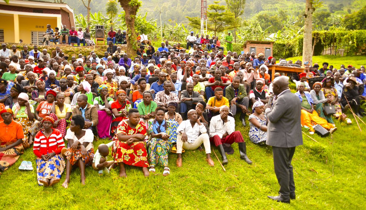 GakenkeDistrict's tweet photo. Uyu munsi, Guverineri wa @RwandaNorth, @gahundemaurice arikumwe na Visi Meya ushinzwe Imibereho Myiza y'Abaturage @UwamahoroThere1, bifatanyije n'abaturage b'Umurenge wa #Mataba, mu Nteko y'Abaturage, bashishikarizwa kwimakaza #IsukuHose, gukumira ibinyobwa bitujuje ubuziranenge https://t.co/GqeAaBYncE