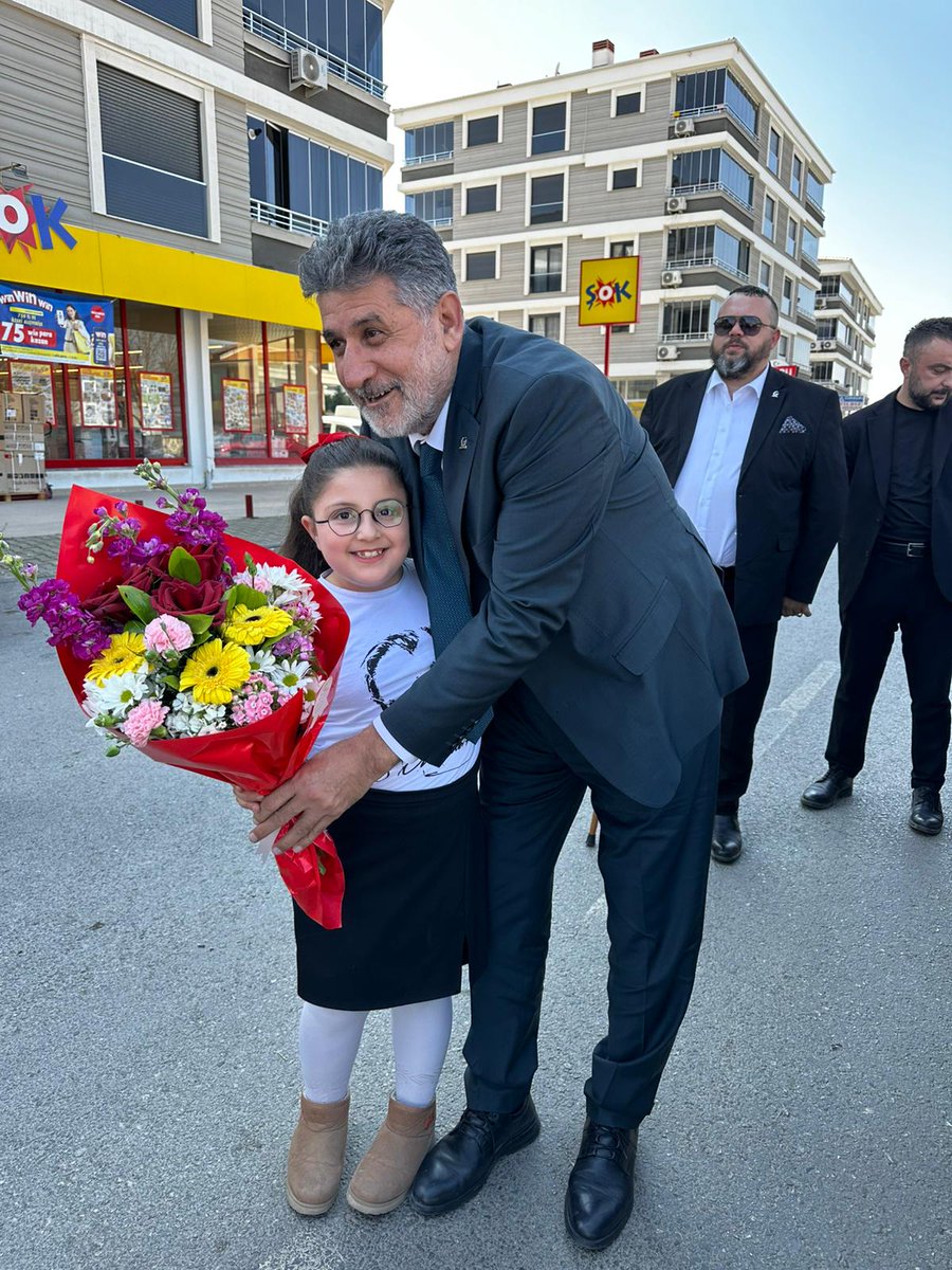 milliyolgm's tweet photo. Genel Başkanımız Sayın Remzi Çayır’ın İzmir Tire’de gönülleri ısıtan karşılanışı… 
Samimiyetin, muhabbetin ve kardeşliğin en güzel hali Tire sokaklarında bir kez daha kendini gösterdi.
Hemşehrilerimizin içten ilgisi ve sıcak karşılaması bizlere güç verdi.
Birlikte daha güçlü, birlikte daha umutluyuz.
#izmir #tire @RemziCayirMilli